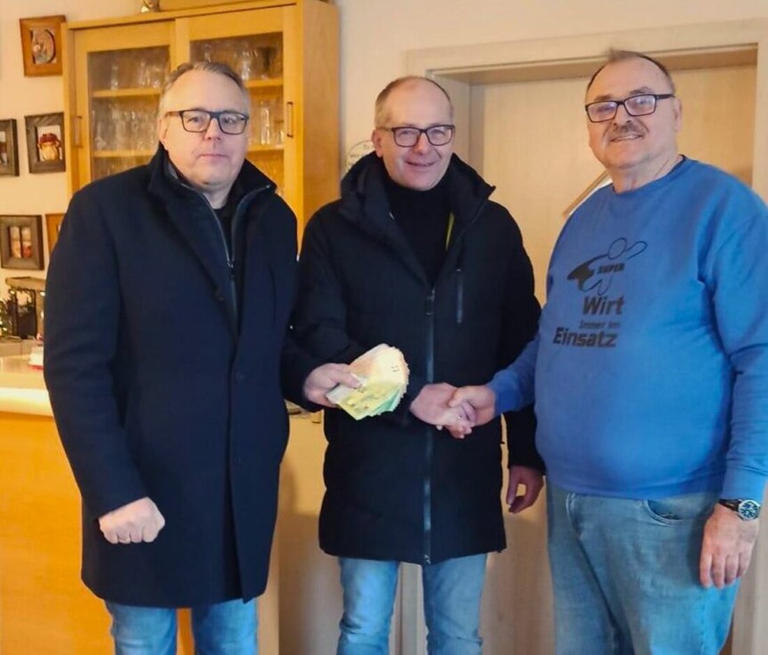 Kemnath. Beim Candle-Light-Shopping im Dezember feierte die Stadt das 20. Jubiläum mit Verlosung und Spendenaktion. Der KEM Verband sammelte mit Bürgermeister Roman Schäffler 4.000 Euro für die Kinder einer verunglückten Mutter.