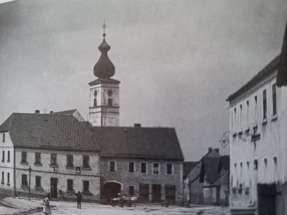 Eslarn. Zum Hochfest Mariä Himmelfahrt am 15. August feiert die Pfarrgemeinde das Patrozinium und 700 Jahre Pfarrkirche Mariä Himmelfahrt. Liturgie, Kirchenzug und Kräuterweihe würdigen ein Wahrzeichen voller Geschichte.
