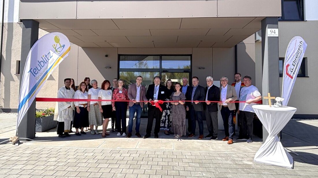 Teublitz. Bürgermeister Thomas Beer hat am Samstag, 25. April 2026, die neue Stadtbücherei in der Regensburger Straße 94 eröffnet. Zum Tag der offenen Tür ab 14 Uhr strömten viele Gäste, Familien und Kinder.