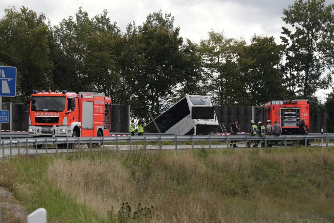 Weiden. Die Staatsanwaltschaft Weiden hat gegen einen 67-jährigen Busfahrer Anklage zum Schöffengericht am Amtsgericht Weiden erhoben. Er saß am Steuer des Busses, der im August 2025 bei der Abfahrt von der A93 verunglückte. 