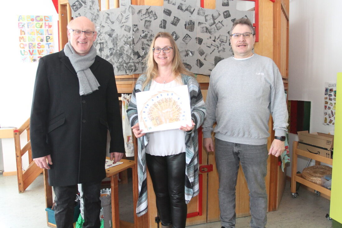 Neukirchen zu St. Christoph. Die stellvertretende Leiterin des Kinderhauses freute sich über eine Spende von 800 Euro, finanziert aus einem Benefizkonzert und Zuschüssen des CSUOrtsverbands.