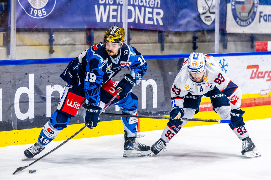 Weiden. Die Blue Devils Weiden halten ein wichtiges Trio: Verteidiger Calvin Pokorny, Stürmer Alex-Olivier Voyer und Torhüter Michael McNiven verlängern. Sie überzeugten mit Stabilität, Führungsstärke und starken Leistungen.