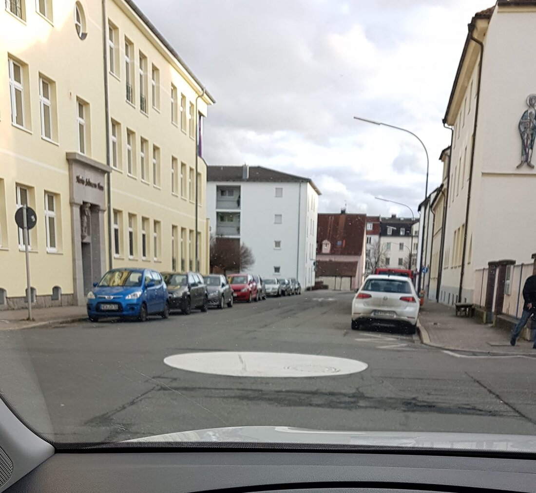 Weiden. In der Facebookgruppe Weiden war… Weiden ist… wird gerätselt: Ist das ein Zeichen von Aliens in Weiden? Haben Vandalen die kreisrunde Bemalung in der Asylstraße hinterlassen? Oder steckt gar [&hellip;]