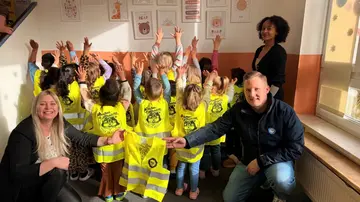 TÜV SÜD spendet 45 Warnwesten an Johanniter-Kindergarten Sonnenland in Weiden