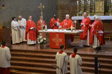 92 Jugendliche empfangen in Herz Jesu das Sakrament der Firmung