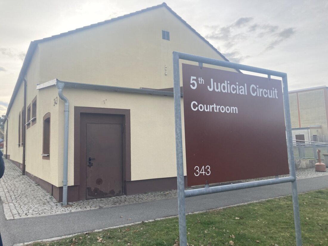 Vilseck. Das Militärgericht in Vilseck hat einen Soldaten wegen eines Sexualverbrechens an einem Kind verurteilt. Der Richter verhängte im Courthouse der Rose Barracks eine Haftstrafe von 30 Jahren.