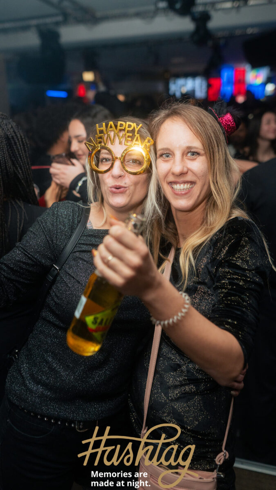 Weiden. Die längste Nacht Weidens – die Gäste haben sie komplett abgerissen.  Silvester im Hashtag Weiden hieß: Altstadt-Vibes, schicke Outfits, volle Tanzfläche und ein Countdown, der richtig geknallt hat.
