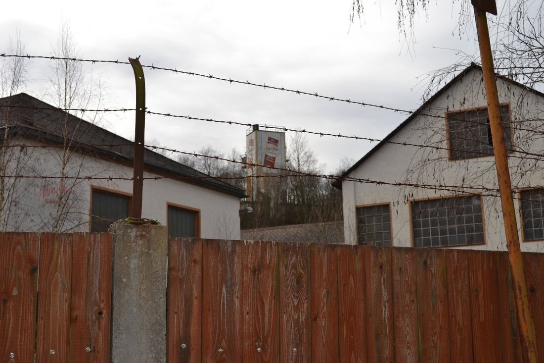 Windischeschenbach. Unbekannte sind in die Industriebrache der früheren Annahütte in Windischeschenbach eingedrungen. Die Polizei Neustadt/WN beziffert den Schaden auf eine vierstellige Summe.