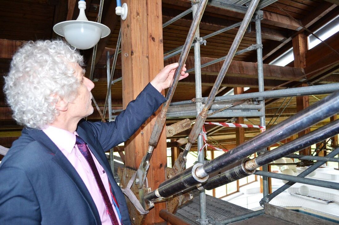 Tirschenreuth. Das Hallenbad in Tirschenreuth war in einem maroden Zustand und hätte einstürzen können. Jetzt wird es für 240.000 Euro aufwendig saniert. Die Wiedereröffnung ist zum Schuljahresstart geplant. Von Udo [&hellip;]