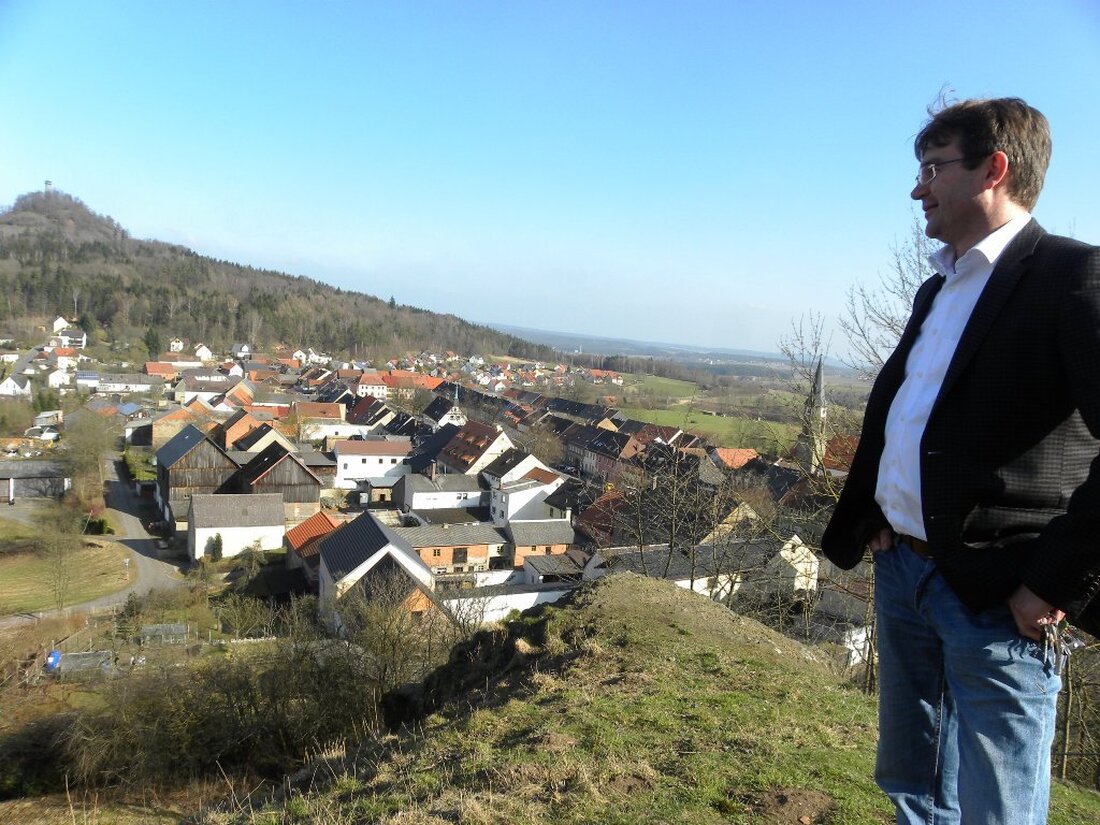 Neustadt/Kulm. In Neustadt am Kulm, der kleinsten Stadt der Oberpfalz, stehen sich zwei scheinbar unversöhnliche Seiten gegenüber: Befürworter und Gegner der Marktplatzsanierung. Von Udo Fürst Es ist schon ein besonderer Ort: [&hellip;]