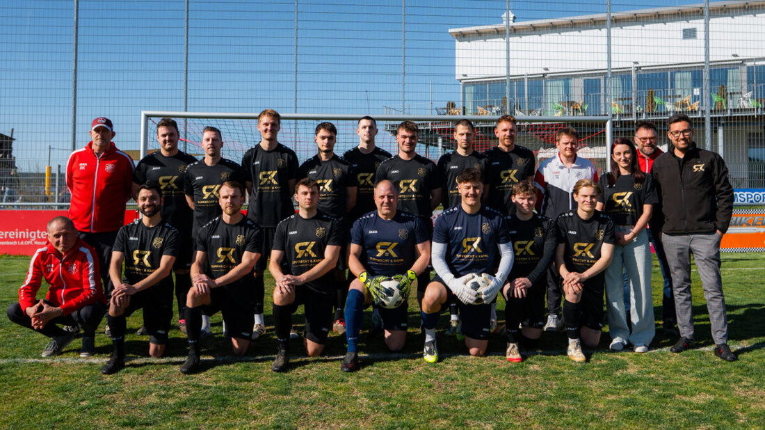 Pirk. Die SpVgg Pirk hat neue Trikots erhalten, gestiftet von Rupprecht & Kappl Immobilien. Die Übergabe mit Lena Kappl und Geschäftsführer Thomas Kappl zeigt starkes regionales Engagement für den Amateursport.