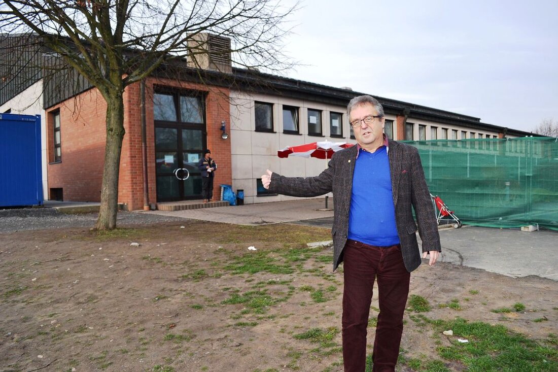 Wiesau. In Wiesau rumort es, weil man die Dreifachturnhalle nicht nutzen kann. Bürgermeister Toni Dutz fordert vom Landkreis einen Ersatzbau als Notunterkunft. Von Udo Fürst Eigentlich sollte die Dreifachturnhalle bei der [&hellip;]