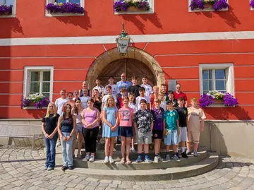 Schulklasse der Sophie-Scholl-Mittelschule besucht Rathaus in Burglengenfeld
