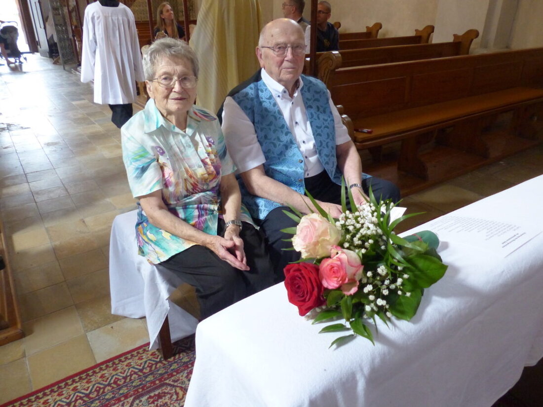 Weiden. In St. Sebastian feierten Anni und Herbert Braun am 19. August ihre Eiserne Hochzeit – 65 Jahre Liebe und Zusammenhalt. Der MGV „Liederkranz“ sang, Dekan Markus Schmid erneuerte das Eheversprechen.