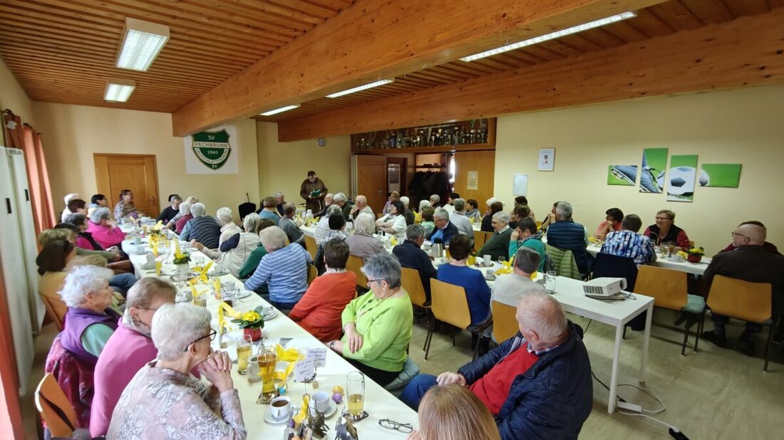 Pechbrunn. Beim Seniorennachmittag im Sportheim sorgten Kaffee, Kuchen und Fastenrede von Ewald für Stimmung. Danach brachte das Spiel „Dalli Klick“ die Gäste in Fahrt, bevor eine Schlachtschüssel den Abschluss bildete.