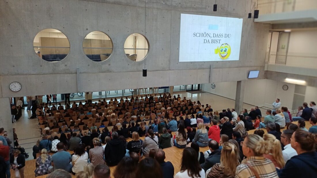 Kemnath. Die Realschule am Tor zur Oberpfalz startet mit einem neuen Schülerrekord ins Schuljahr: 167 Fünftklässler in sieben Klassen lassen die Gesamtschülerzahl auf 930 steigen. Das bestätigt ihre starke Anziehung in der Region.