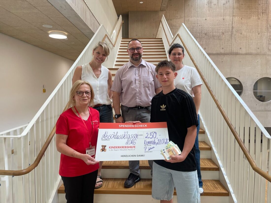 Kemnath. 250 Euro aus einem Muffin-Verkauf der Abschlussklassen der Realschule am Tor zur Oberpfalz gehen an die Kinderkrebshilfe Oberpfalz-Nord, überreicht von Schülersprecher Patrick Veigl an Waltraud Wagner.