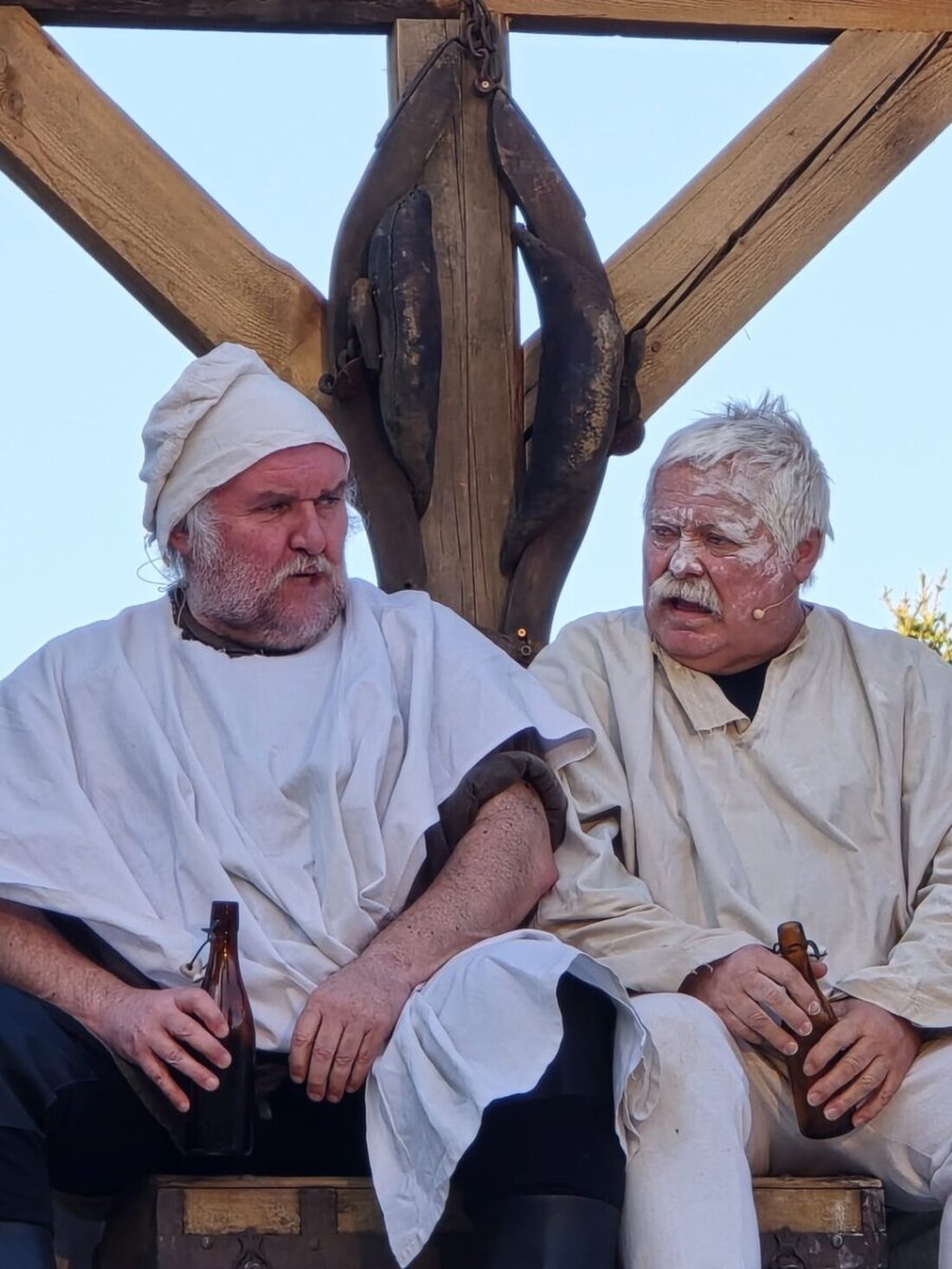 Vohenstrauß. Die Stadtbühne eröffnet den Kultursommer im Schlossgarten mit der Premiere von "Der Geisterbräu". Der Samstagabend machte deutlich, dass hier ein Theatererlebnis wartet, das weit über einen gewöhnlichen Besuch hinausgeht.