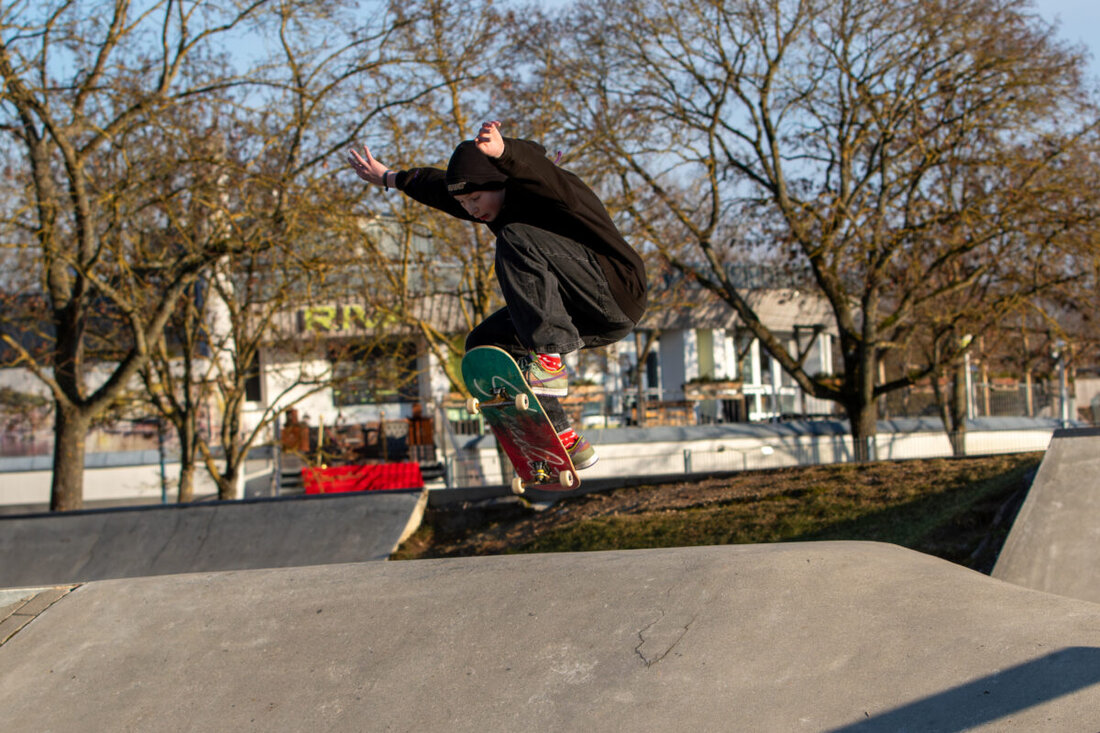 Amberg-Sulzbach. Die Pop-up-Skatehalle war ein voller Erfolg: 65 Skatende pro Wochenende in Lintach. Ab 27. März rollt die mobile Anlage wieder durch den Landkreis – mit sechs Stationen und zehn Workshops, Start in Illschwang.