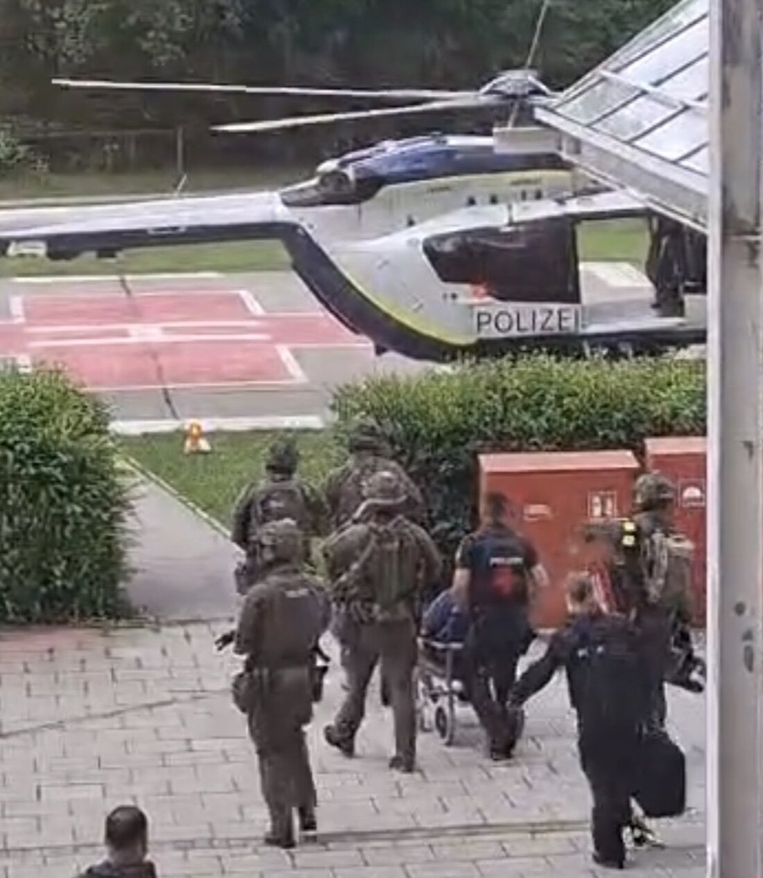 Grafenwöhr/Landshut. Viktor C. (49), einer der Rio-Räuber in Grafenwöhr 2016, hat am Montag einen SEK-Einsatz im Krankenhaus Landshut ausgelöst. Der mehrfach verurteilte Verbrecher täuschte einen Herzinfarkt vor. Sein bewaffneter Sohn aus der Ukraine sollte ihn befreien.
