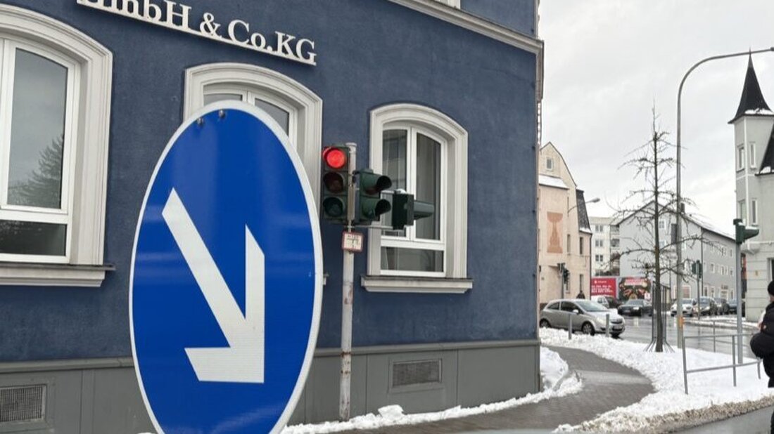 Weiden. Im Mai 2025 krachte es auf einer Kreuzung in der Stadt Weiden. Ein Motorradfahrer (19) lag schwerst verletzt auf der Seltmann-Straße. Schuld am Unfall war ein Autofahrer, der bestürzt darüber war, die rote Ampel übersehen zu haben. Aber: Hat er das wirklich? Inzwischen zweifelt er daran.  