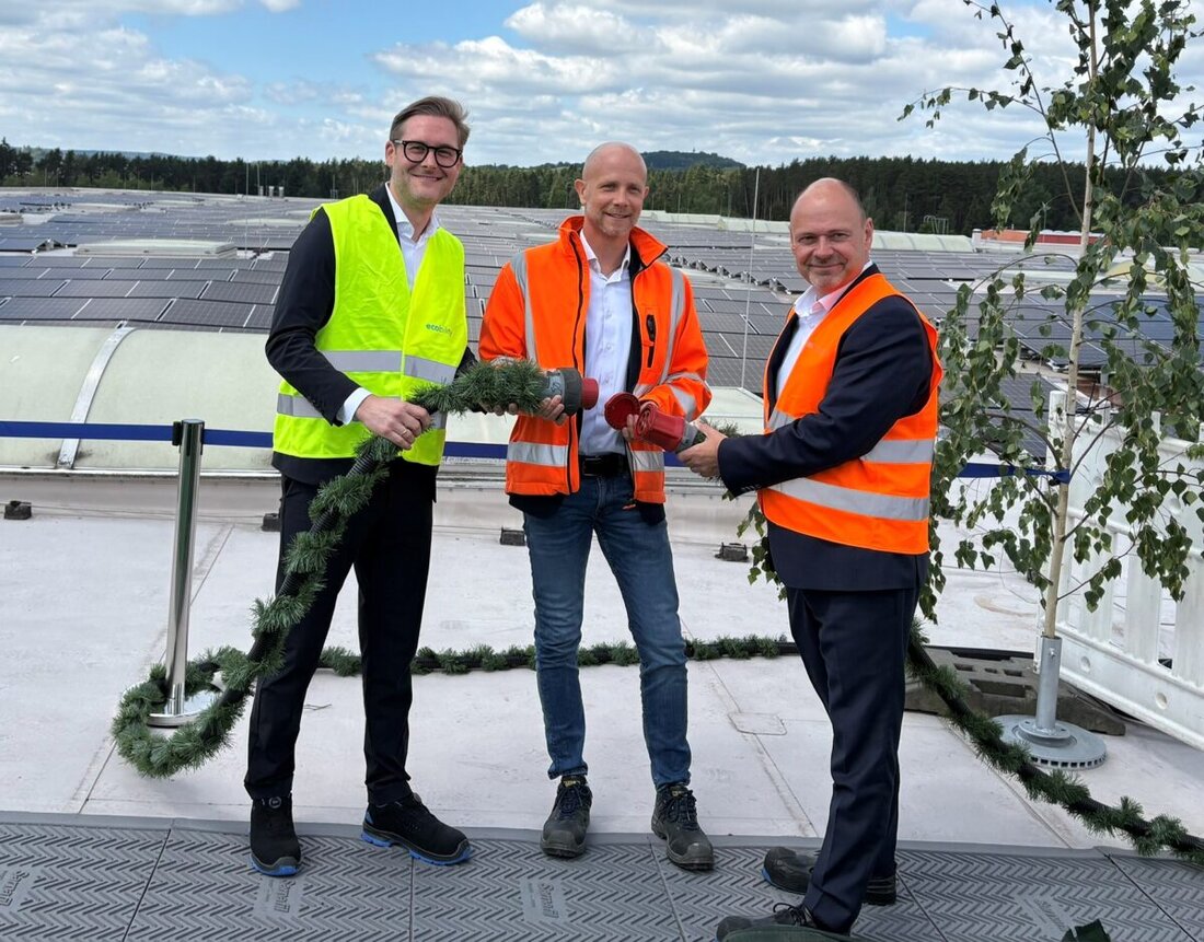 Sulzbach-Rosenberg. LKQ Stahlgruber nahm auf dem Dach des Logistikzentrums eine der größten PV-Anlagen in Betrieb. Über 6000 Module decken bis zu 50 Prozent; ein 20-jähriger PPA sichert Preise und spart bis zu 1000 Tonnen CO₂.