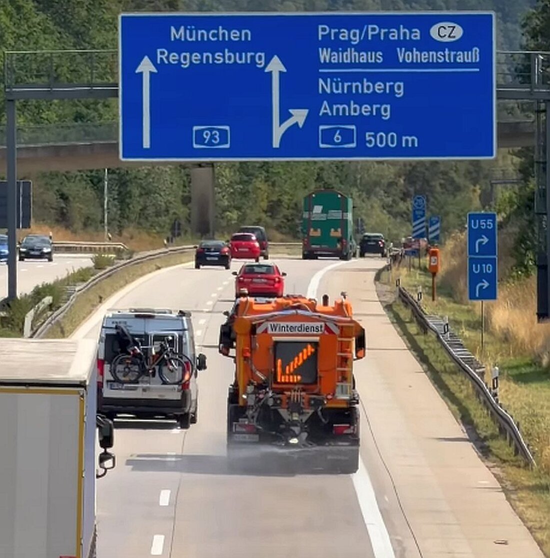 Nordoberpfalz. Winterdienstfahrzeuge verbindet man normalerweise mit Schnee, Eis und Streusalz. Bei extremer Hitze übernehmen sie jedoch mancherorts eine völlig andere Aufgabe: Sie verteilen Wasser auf der Fahrbahn. Dahinter steckt eine vorbeugende Maßnahme gegen Hitzeschäden. 