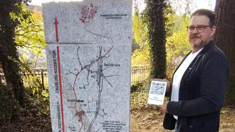 Gedenkstein in Pechbrunn erhält QR-Code und digitale Tafel