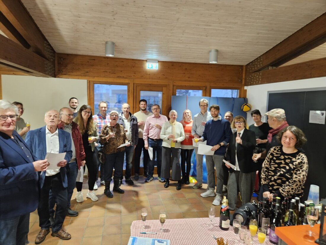 Vohenstrauß. Mit dem letzten Datum des Februars erging kurzfristig eine Einladung in die Pfalzgraf-Friedrich-Mehrzweckhalle in Vohenstrauß. Anlass war ein besonderer. Nach über 30 Jahren wurde die Geschäftsstellenleiterin Manuela Völkl in den wohlverdienten Ruhestand verabschiedet oder besser gesagt in den „Unruhestand“, denn ganz ohne den TV wird es für sie auch künftig nicht gehen.