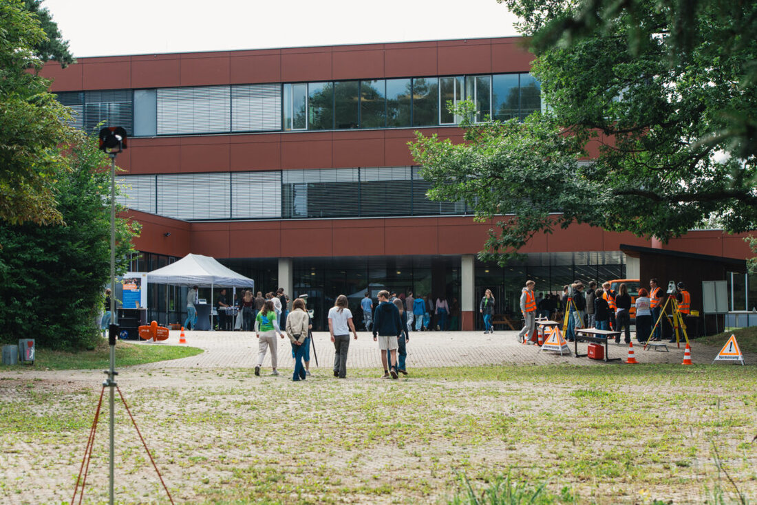 Tirschenreuth. Beim Aktionstag zur Bayerischen Woche der Geodäsie sammelten rund 130 Schülerinnen und Schüler am Stiftland-Gymnasium praxisnahe Einblicke in Vermessung, GPS, Tachymeter und Drohnentechnik.