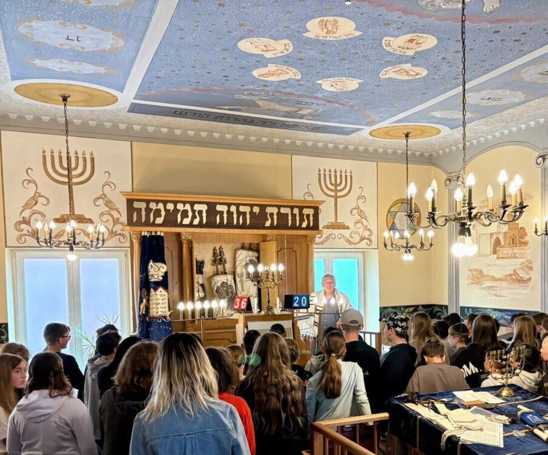 Weiden. Rund 150 Sechstklässler der Realschule Kemnath besuchten diese Woche die Stadt Weiden. Sie besichtigten die Synagoge und erkundeten Stolpersteine in der Innenstadt. Das Thema: jüdisches Leben in der Oberpfalz. 