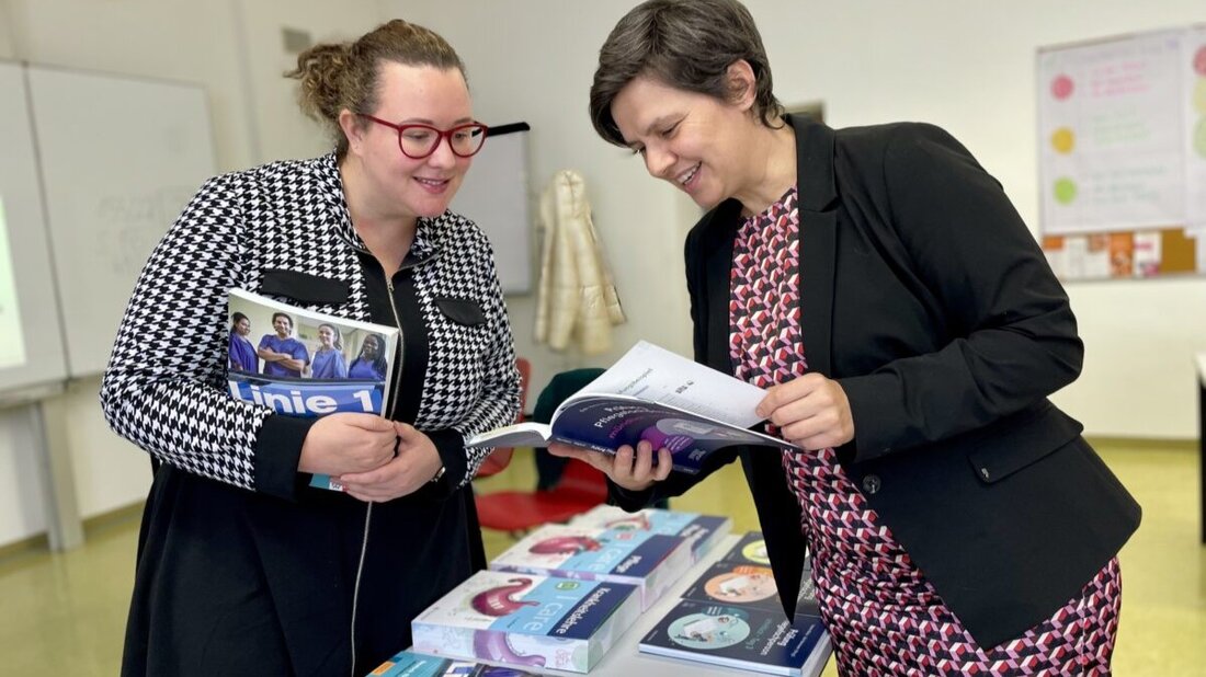 [Advertorial] Weiden/Neustadt/Tirschenreuth. Die Pflegeausbildung in Bayern ist anspruchsvoll - erst recht für Azubis aus aller Welt. Damit sie die Herausforderungen meistern, bieten die Volkshochschulen in der Region berufsbezogene Deutschkurse an. Diese verbinden Sprachtraining mit praxisnahen Inhalten für die Pflege.