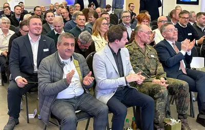 „Kämpfen können, um nicht kämpfen zu müssen“ – Unternehmer treffen Brigadegeneral Hambach in Neuhaus