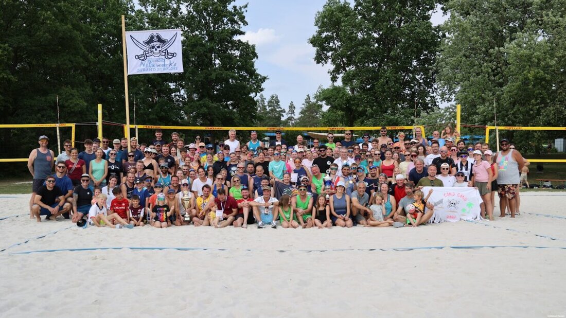 Grafenwöhr. Beim 31. Beachvolleyball-Waldbadcup kämpften 52 Teams im Piratenlook auf fünf Feldern um Fun- und Masters-Cup, begleitet von viel Partylaune. Emotional wurde es beim Abschied von Urgestein Helmut Rescher.