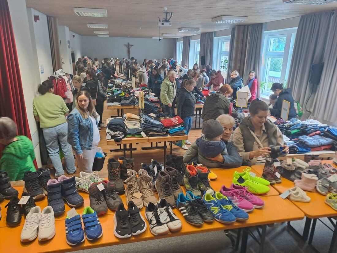 Flossenbürg. Riesiger Andrang beim siebten Baby- und Kinderbasar der AWO, Schwangere durften früher stöbern. Der Erlös bleibt im Ort und unterstützt die Gemeindebücherei, seit 2023 kamen 4.550 Euro zusammen.