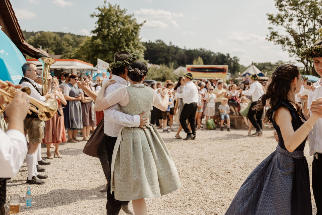 Raigering. Zwischen frischem Wind und gelebter Tradition zeigt die Raigeringer Kirwa ein neues Gesicht: Der neue Veranstalter setzt auf DJ und neue Töne, während der Burschenverein 07 seit fast 120 Jahren das Brauchtum bewahrt.