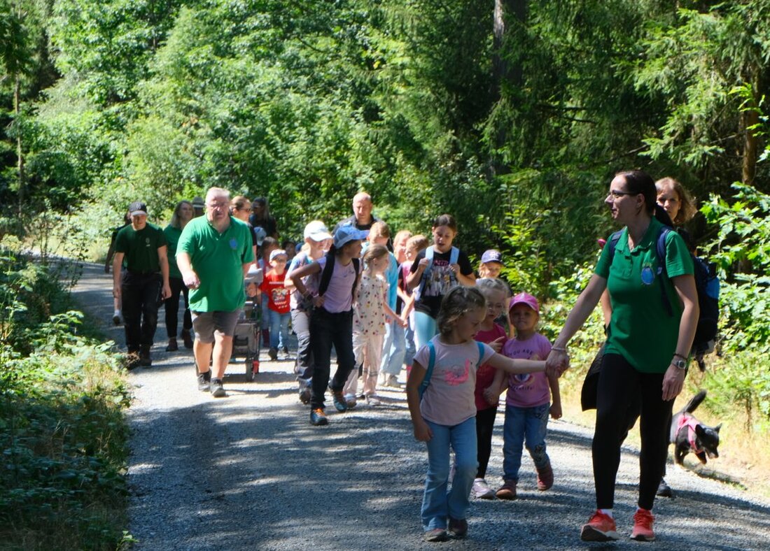 Floß. Die OWV-Jugendgruppe „Woidkraxler“ machte im Kinderferienprogramm beim „Abenteuer Wald“ Natur erlebbar. Unter Leitung von Thomas Buchner erkundeten 30 Kinder Tierspuren, spielten und nahmen ein Ton-Andenken mit.