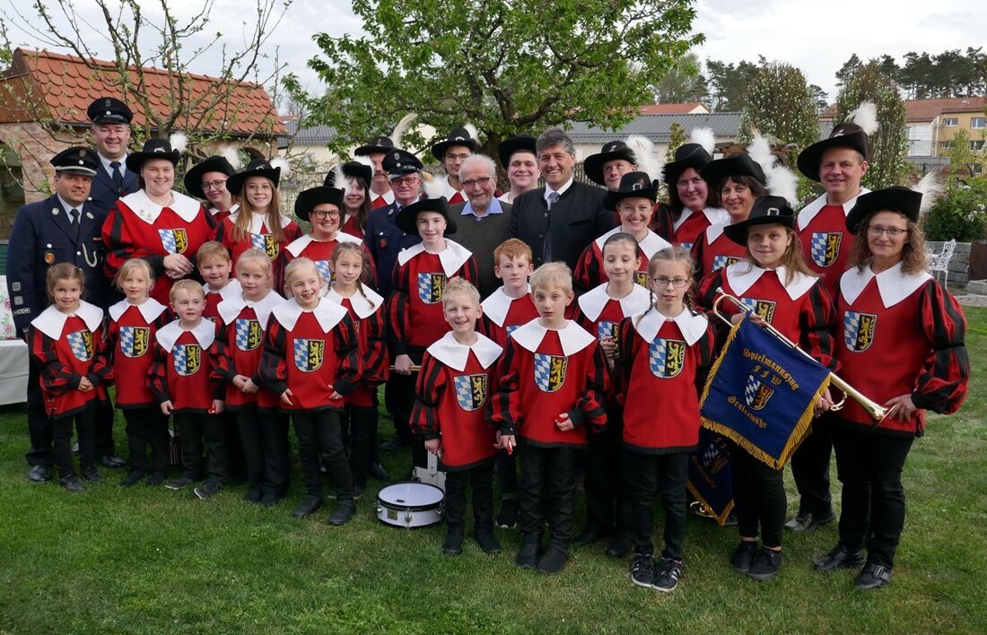 Grafenwöhr. Glückwünsche für einen rüstigen 90er! Mit Fanfaren-, Flöten- und Trommelklängen gratulierte der Spielmannszug der Freiwilligen Feuerwehr Engelbert Reiter zu seinem 90. Geburtstag. Die Stadt, Pfarrei, Vereine, Verwandte, Freunde und die Familie [&hellip;]