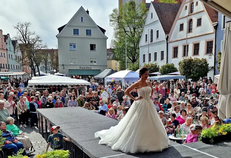 Jubilatemarkt mit Modenschau belebt Weidens Innenstadt