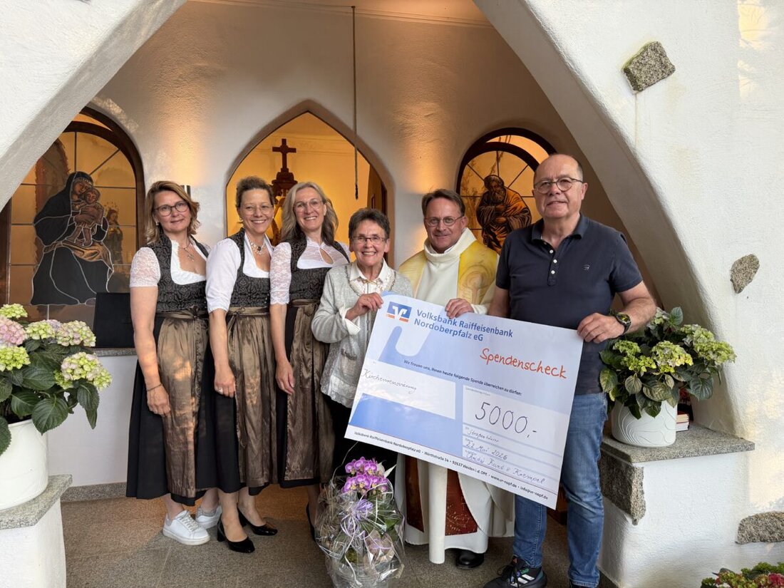 Straßenhäuser. Ein geistlicher Höhepunkt des Monats Mai ist alljährlich die eindrucksvolle Maiandacht in idyllischer Lage an der Christophorus-Kapelle der Familie Wildenauer in Straßenhäuser (Stadt Vohenstrauß). Foto: Franz Völkl