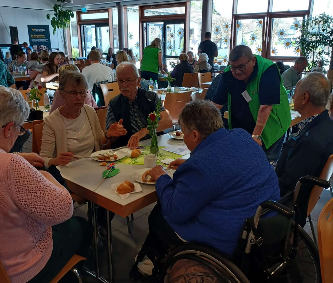 Weiherhammer. Lachen, Musik, neugierige Gespräche – der diesjährige Begegnungstag der Nachbarschaftshilfe Weiherhammer verwandelte die Aula der Mittelschule in einen Ort, an dem sich Jung und Alt gleichermaßen wohlfühlen konnten. Mit einem umfangreichen Angebot unterschiedlicher Möglichkeiten für aller Gäste Beteiligung war spürbar, dass dieser Tag mehr sein wollte als ein gewöhnliches Zusammentreffen der Bürgerinnen und Bürger.