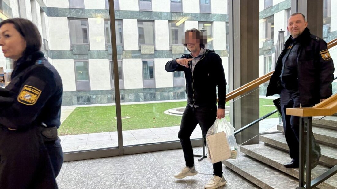 Weiden. Der Angeklagte im Champagner-Prozess bleibt (zumindest zunächst) in Haft. Das Landgericht Weiden will innerhalb einer Woche entscheiden, ob Theo G. noch während des Prozesses auf freien Fuß kommt. Seine Anwälte fordern seine Entlassung:  Ihnen ist die Beweislage zu dünn. 