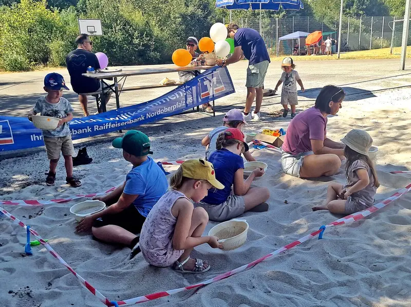 Kinder trotzen Hitze beim Kinderfest in Neustadt