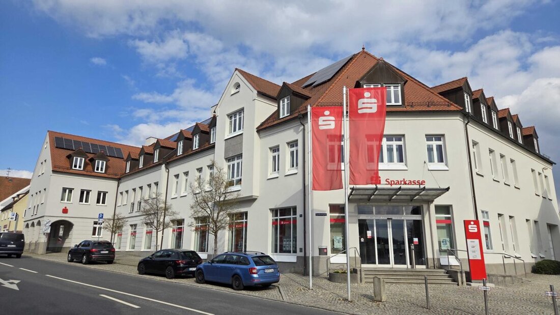 Neustadt/WN. Der Landkreis sichert sich mit dem Kauf des Sparkassengebäudes in Neustadt/WN neue Flächen in zentraler Lage. Für Bankkunden ändert sich wenig – für viele Sparkassen-Mitarbeiter hingegen schon.