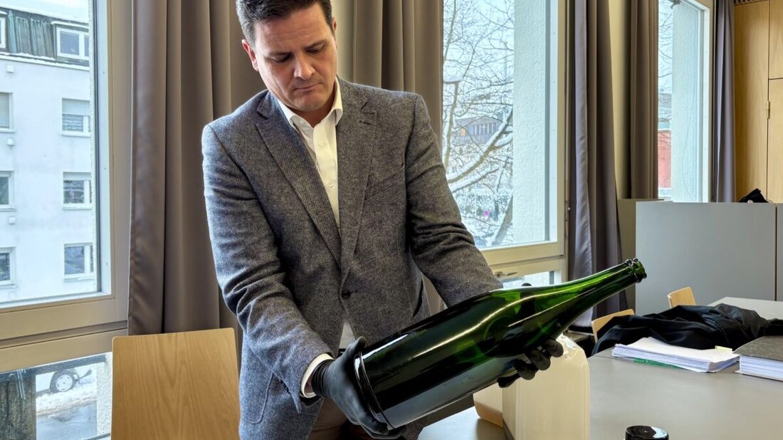 Weiden. Heute kommt die Flasche auf den Tisch: Das Gericht nimmt die Original-Moët-Flasche in Augenschein. Ein Chemiker erklärt den tödlichen Inhalt (umgerechnet 6.400 Ecstasy-Tabletten). Zweite Erkenntnis des Tages: Das Unglück in Weiden hätte womöglich verhindert werden können.  