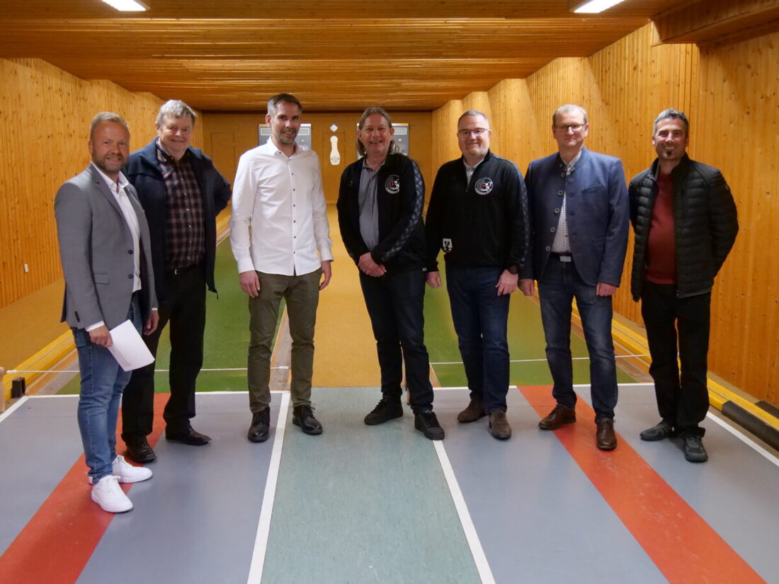 Kleinraigering. 120.000 Euro fließen in die Modernisierung des Vereinsheims der SG Kleinraigering 1951 e.V. MdL Bernhard Heinisch gibt OB Michael Fritz die Zusage des Freistaats, ein starkes Signal für Ehrenamt und Gemeinschaft.