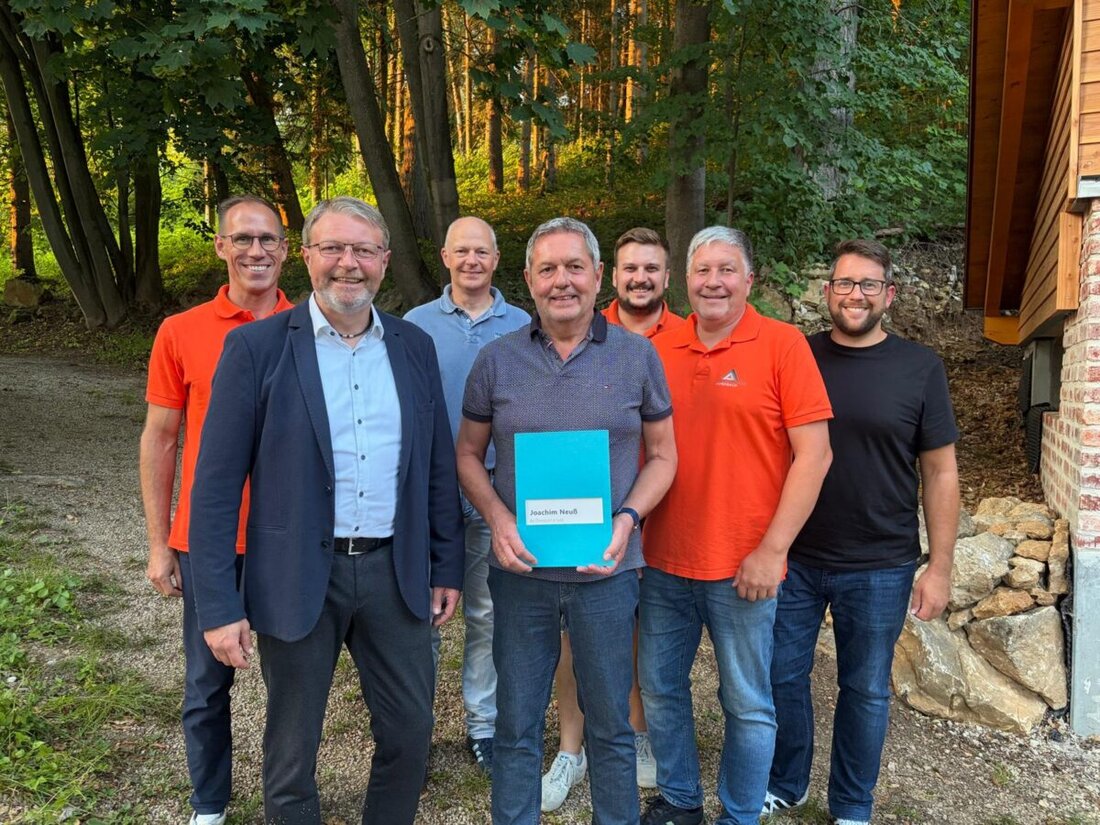 Auerbach. Bei der Jahreshauptversammlung der FREIEN WÄHLER Auerbach ist der langjährige Bürgermeister und Kreisrat Joachim Neuß mit der Goldenen Ehrennadel der FREIEN WÄHLER Bayern ausgezeichnet worden.