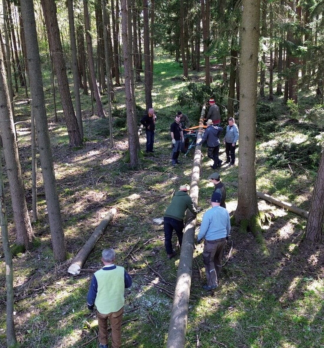 Schlammersdorf. Mit kräftigem Hau ruck beginnt die Maibaum-Saison in Naslitz, Menzlas, Moos und dem Hauptort: seit 1979 gelebtes Brauchtum, heuer zum 47. Mal. Ein 24 Meter hoher Baum, viel Teamgeist und Feierlaune prägen den Tag.