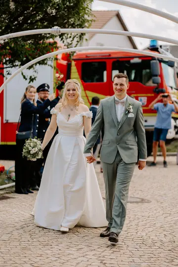 Feuerwehrduo heiratet kirchlich in Leuchtenberg