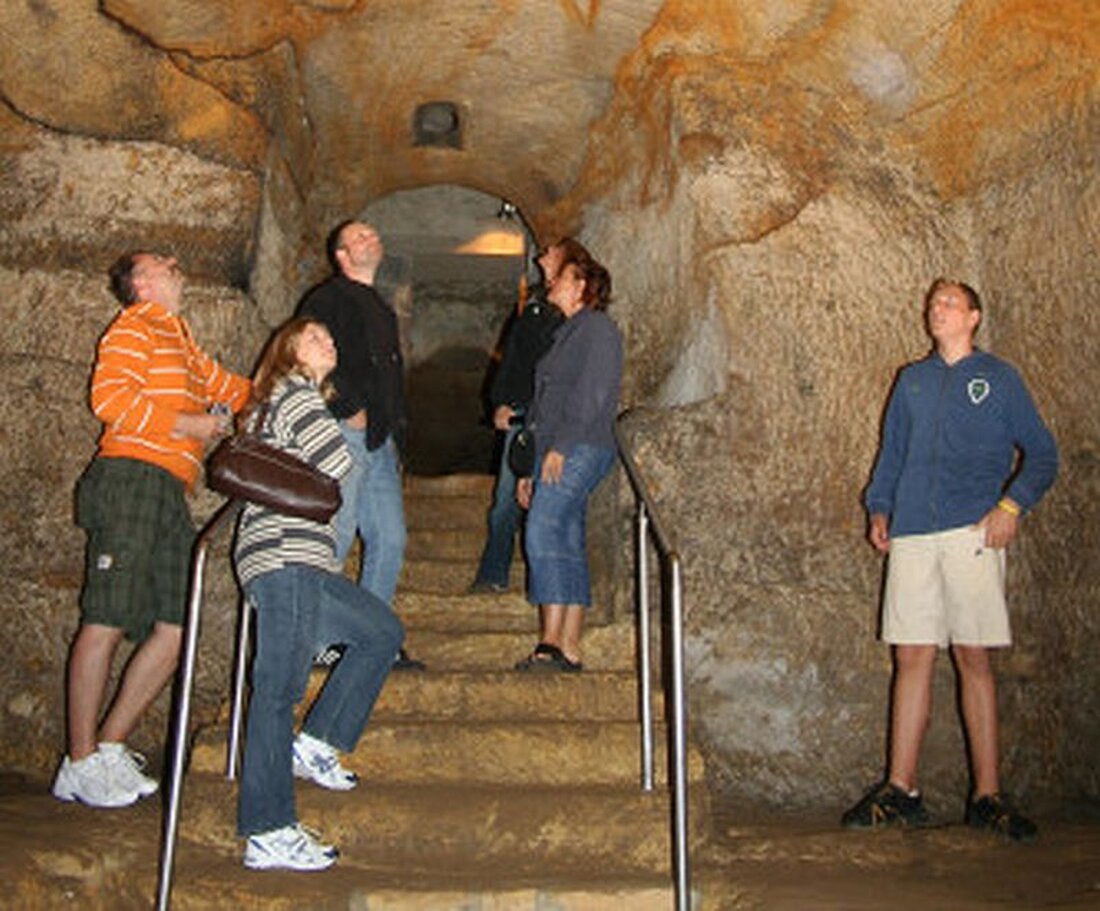 Schwandorf. Über 130 von Menschenhand geschaffene Kellerräume bilden unter Schwandorf ein historisches Felsenkeller-Labyrinth, das Besucher in Bayerns größte "Unterwelt" einlädt. Die seit dem 15. Jahrhundert bestehenden Gewölbe dienten ursprünglich als Bierkeller und wurden später auch zu Bunkern im Zweiten Weltkrieg.